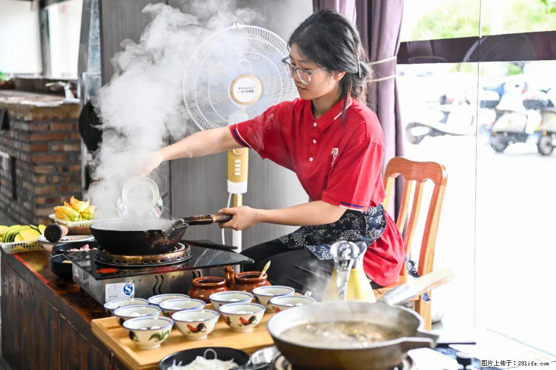 全网追的“扁担女孩”，找了一份暑假工，时薪12元 - 成都生活资讯 - 成都28生活网 cd.28life.com